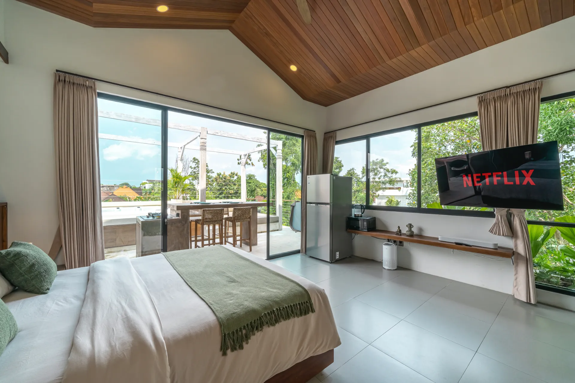 Luxury Jungle 1-Bedroom Penthouse with Jacuzzi in Pererenan — image 2