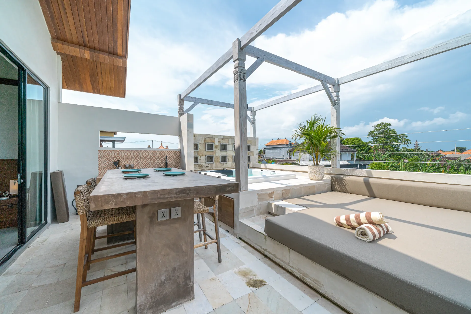 Luxury Jungle 1-Bedroom Penthouse with Jacuzzi in Pererenan — image 1