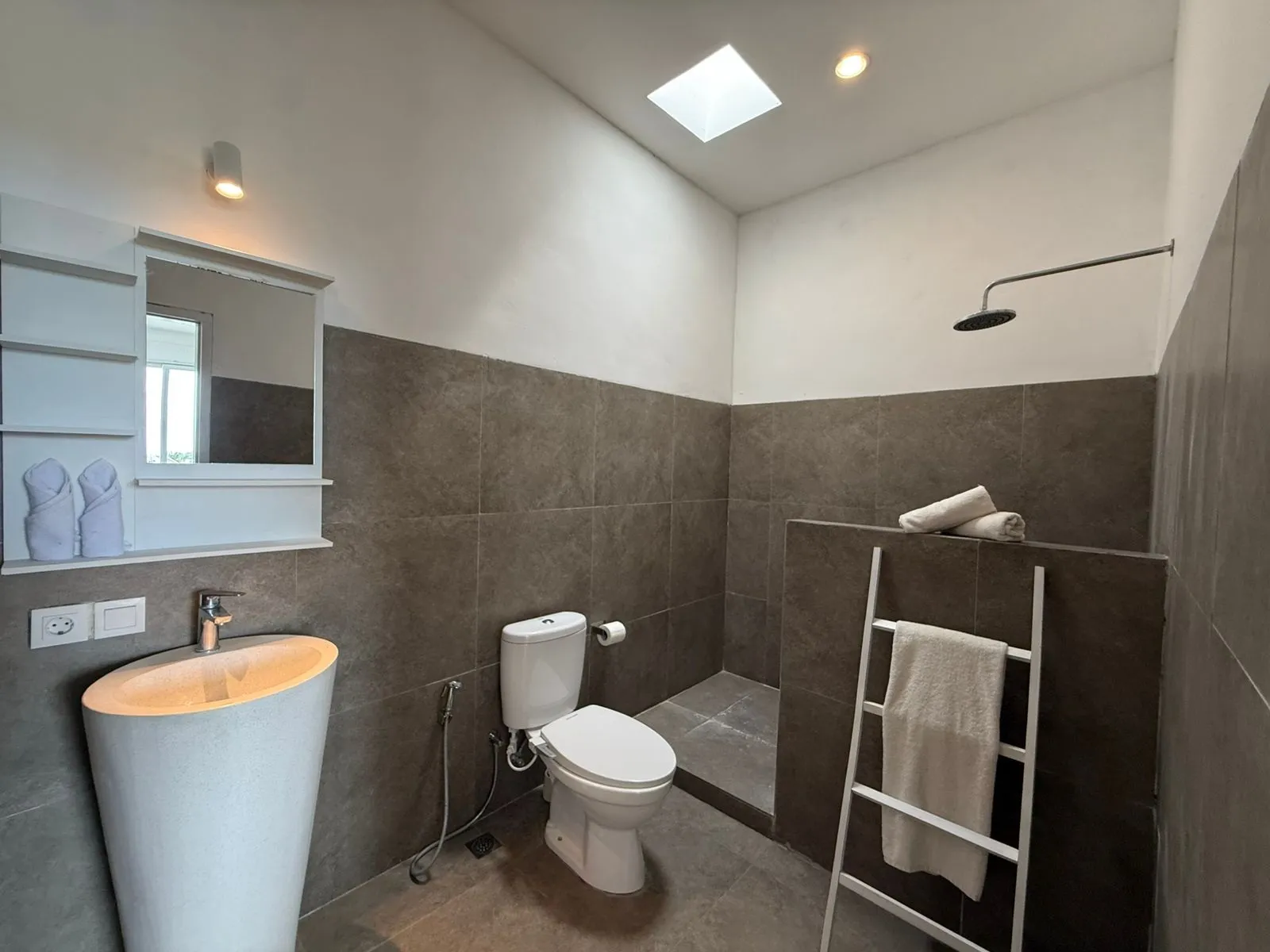 Villa For Rent 5 Bed In KerobokanBadung Bali LU-3937 — image 1