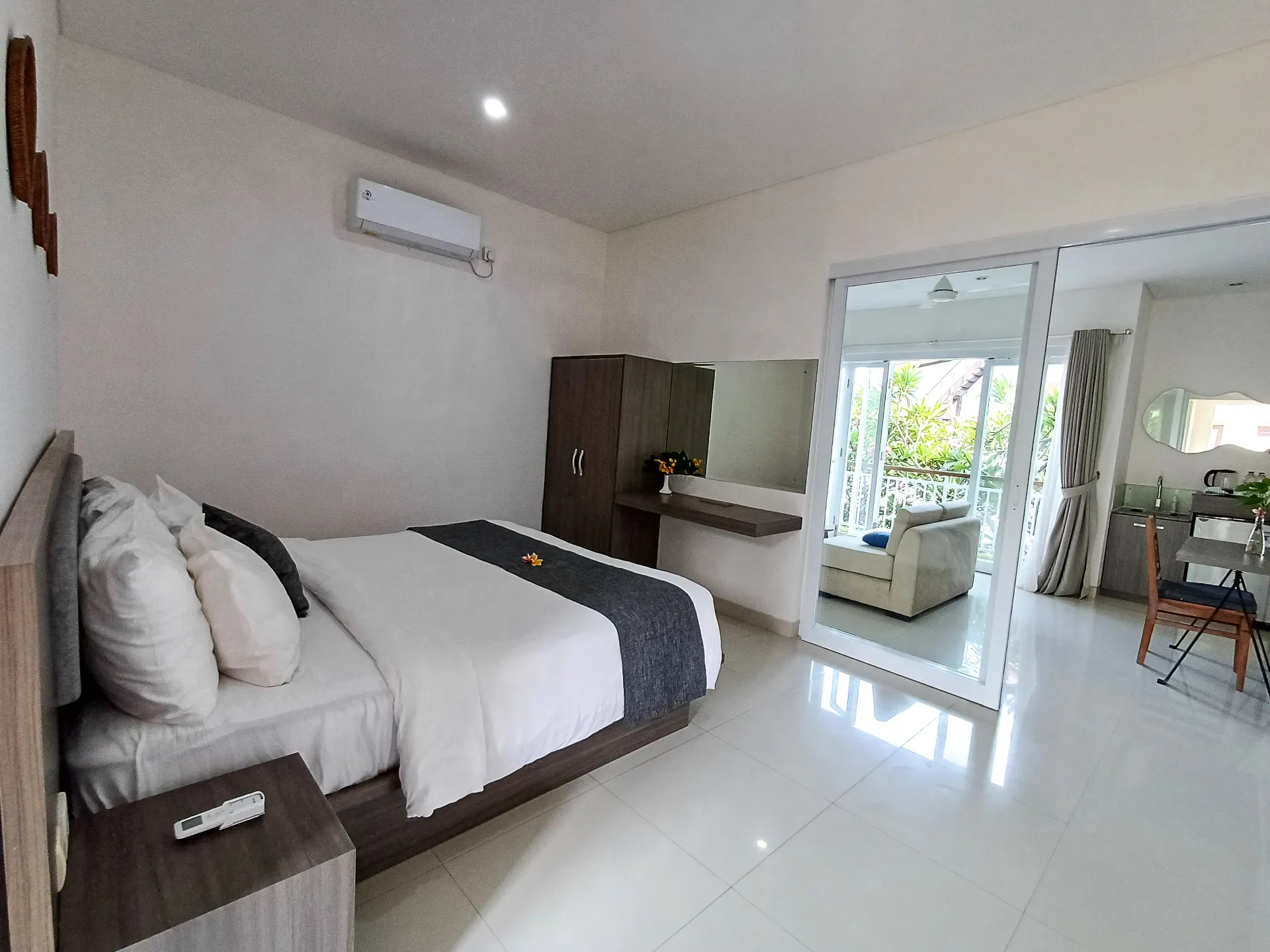 1BR Suite - Balcony & Beach Access — image 1