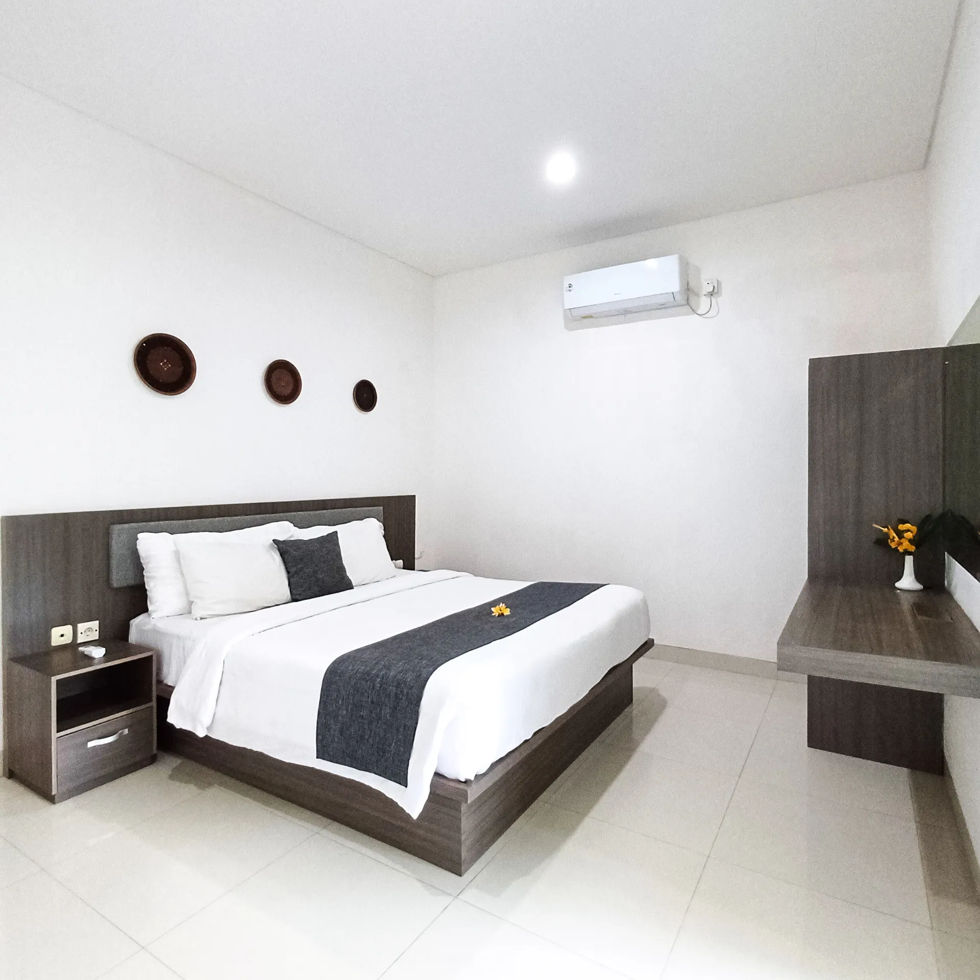 1BR Suite - Balcony & Beach Access — image 2