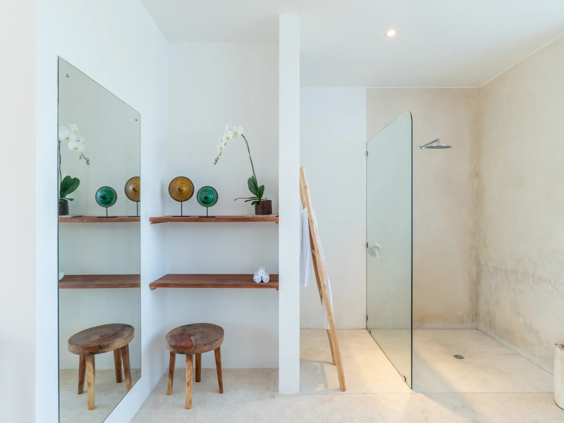 Luxury 5 BR Tropical Villa Near Echo Beach Canggu — image 3