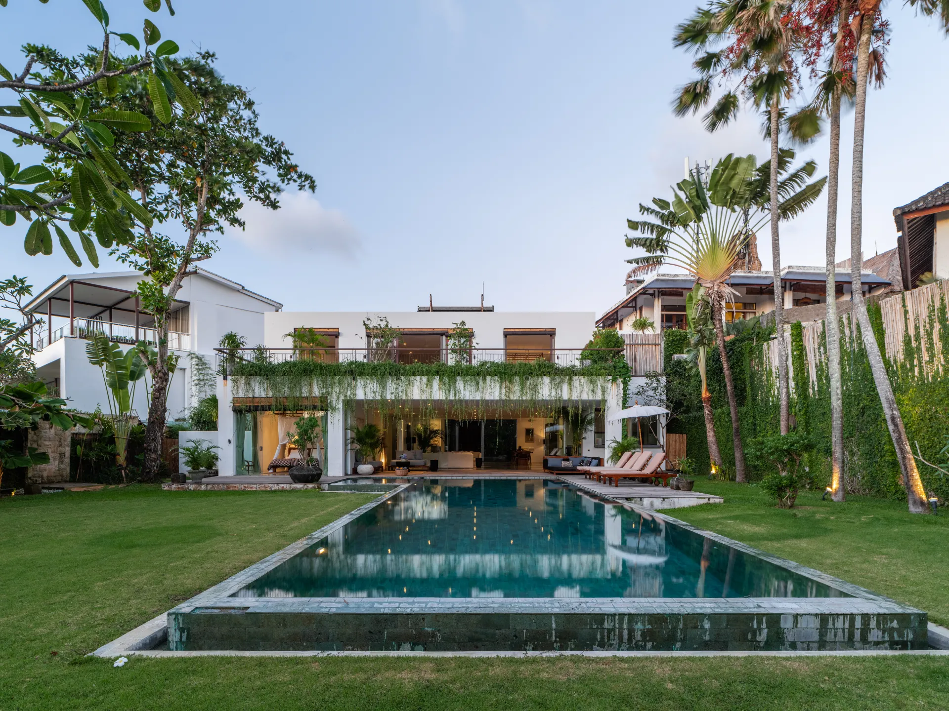Luxury 5 BR Tropical Villa Near Echo Beach Canggu