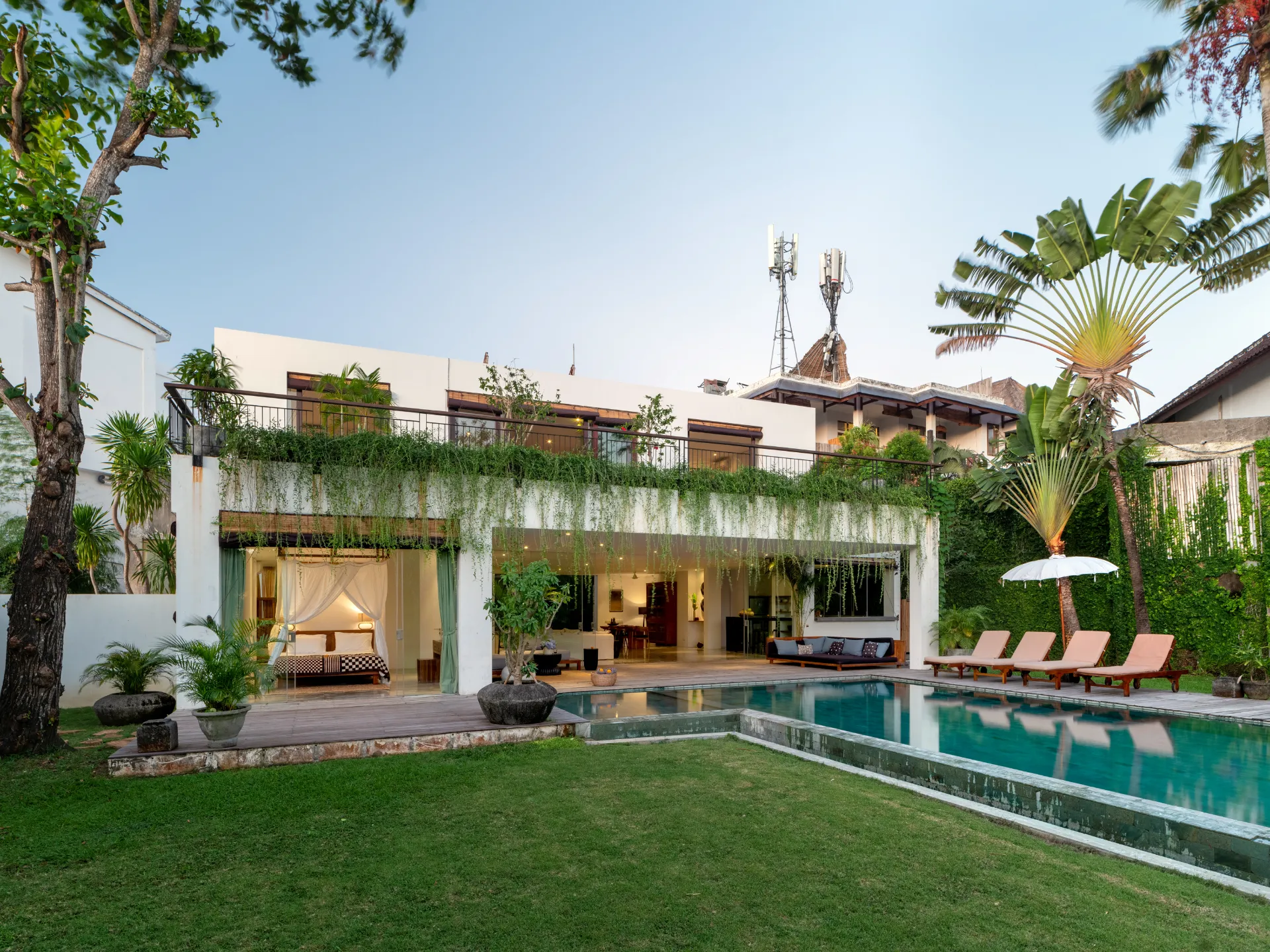 Luxury 5 BR Tropical Villa Near Echo Beach Canggu — image 2