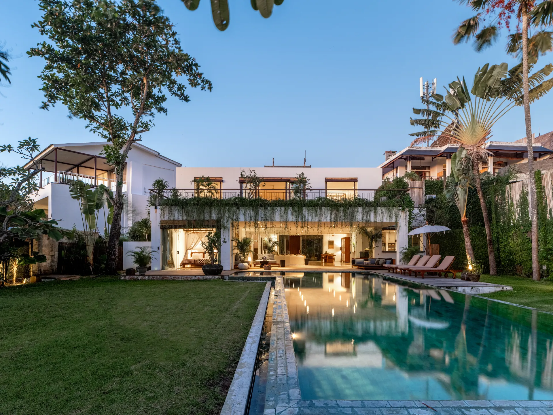 Luxury 5 BR Tropical Villa Near Echo Beach Canggu — image 1