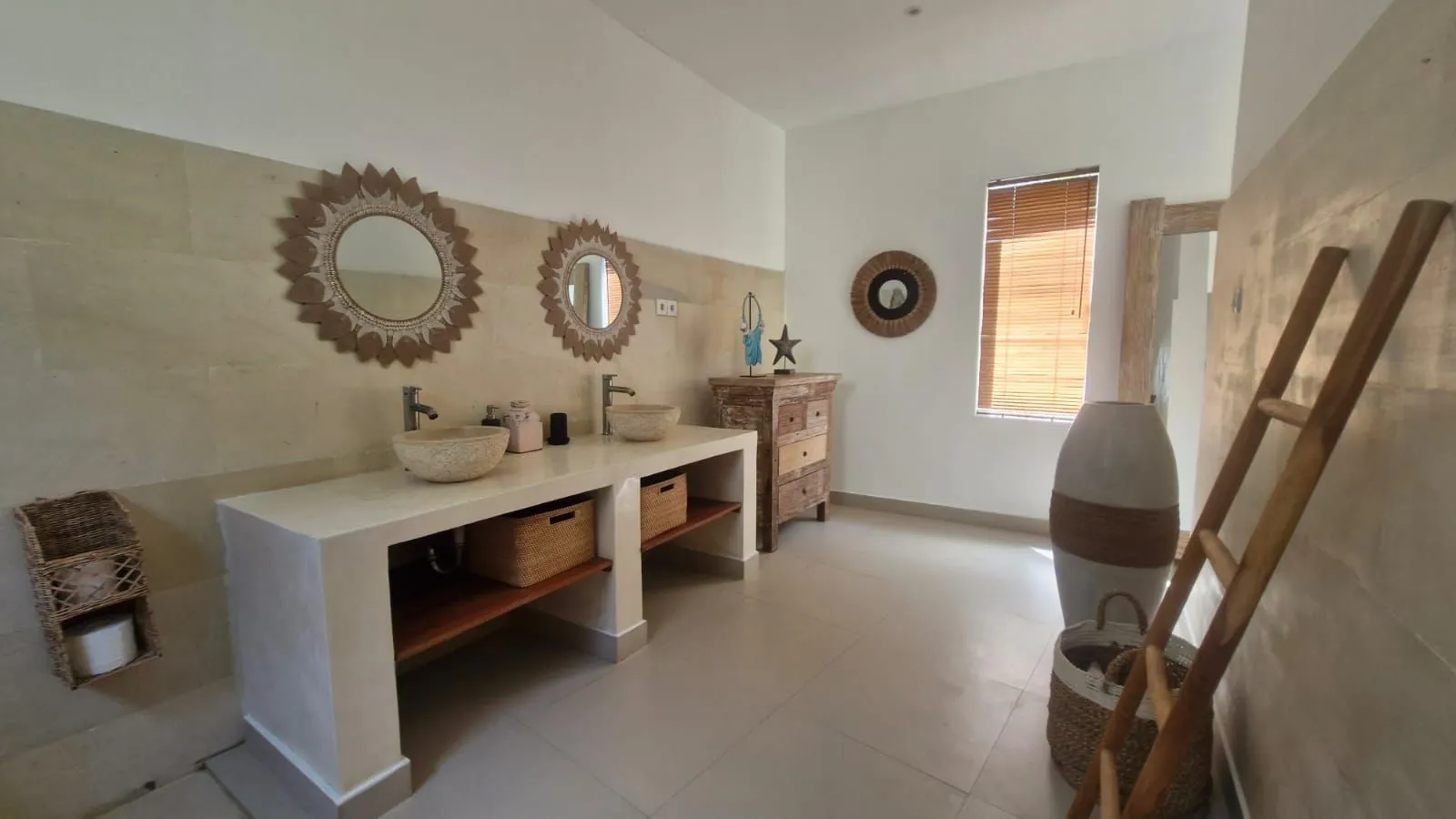 Villa For Rent 4 Bed In BumbakUmalasKerobokan Bali CR-3949 — image 3