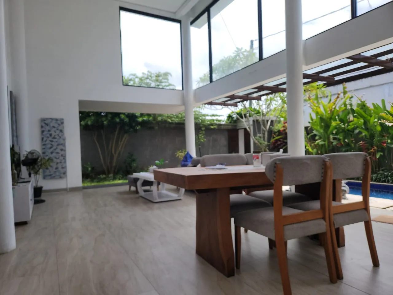 YON 01- FOR RENT WHITE MODERN VILLA STYLE IN NUSA DUA PARTIAL OCEAN VIEW — image 2