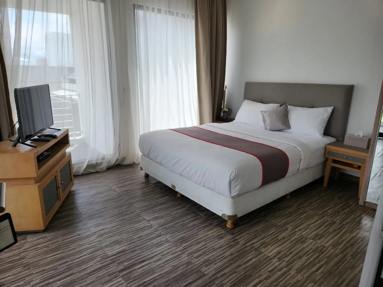 YON 01- FOR RENT WHITE MODERN VILLA STYLE IN NUSA DUA PARTIAL OCEAN VIEW — image 3