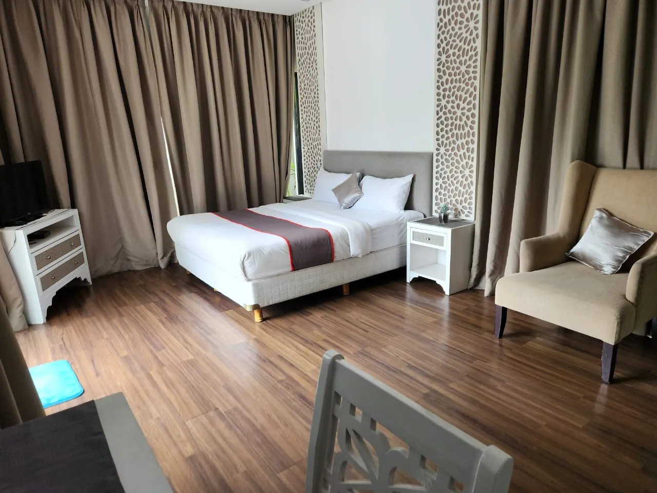 YON 01- FOR RENT WHITE MODERN VILLA STYLE IN NUSA DUA PARTIAL OCEAN VIEW — image 1