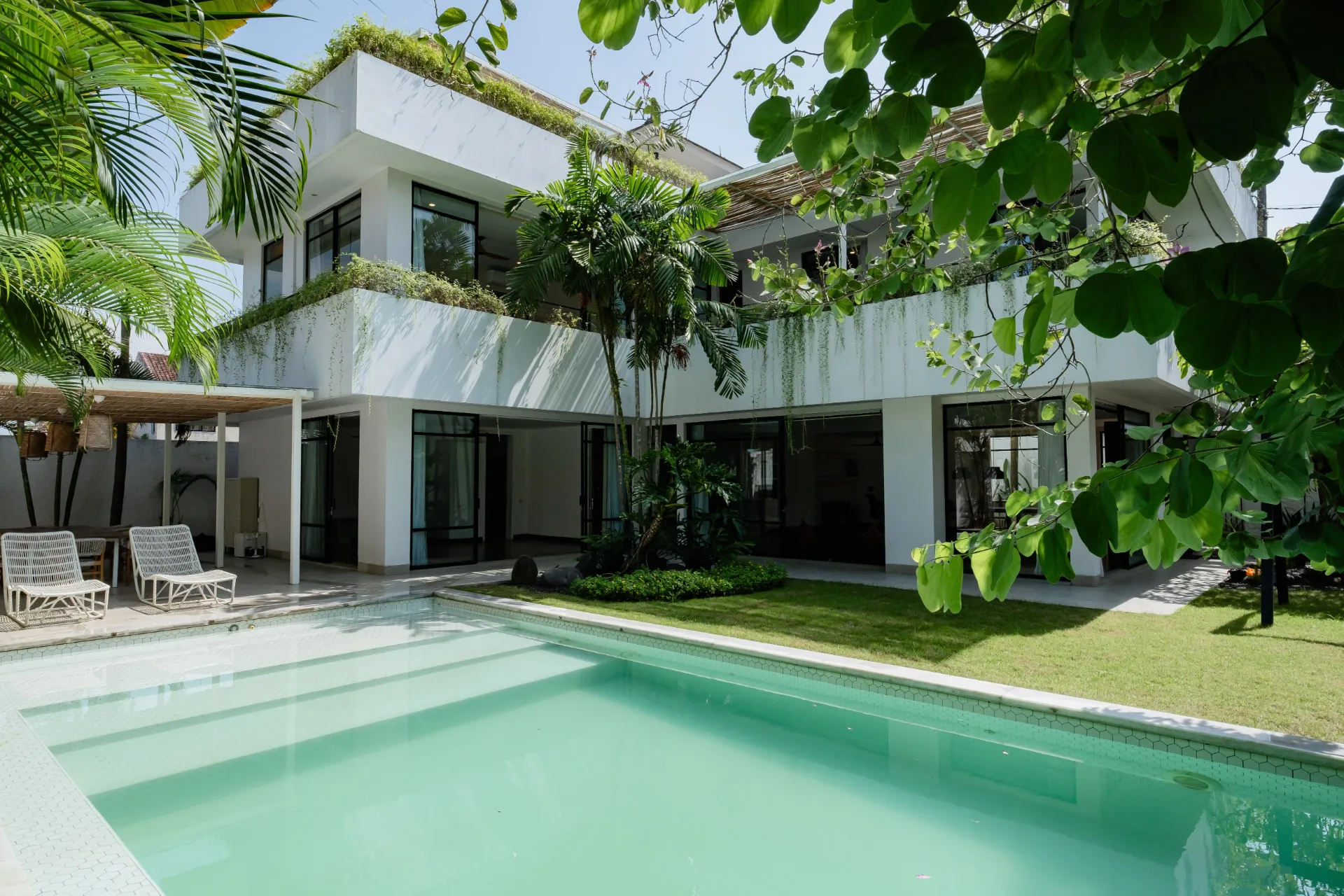 Live the Ultimate Canggu Life | Spacious 3BR Villa with 5 Beds + Private Studio — image 1