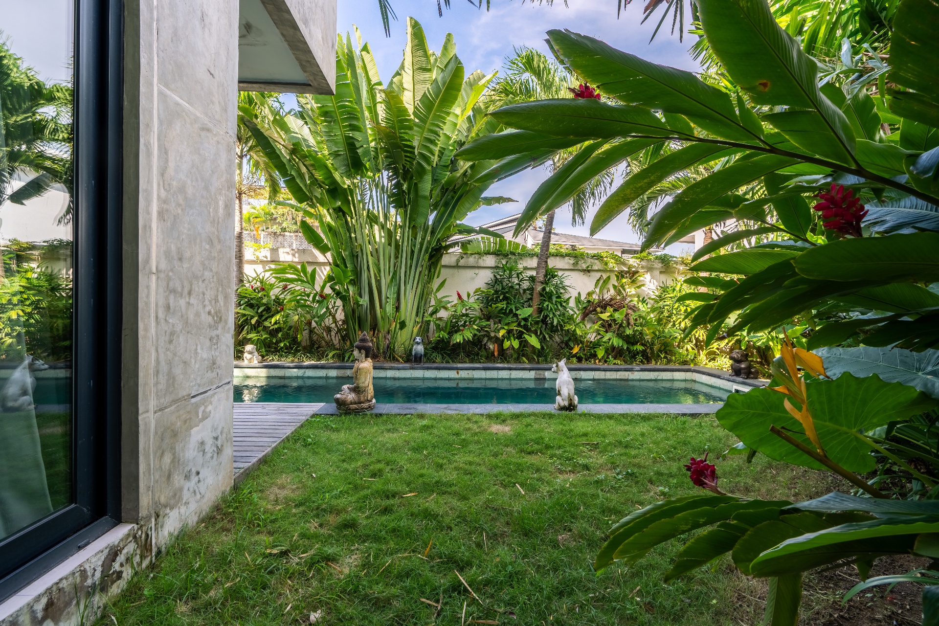750 meters to beach 3BDR villa with grass garden and big pool — image 2