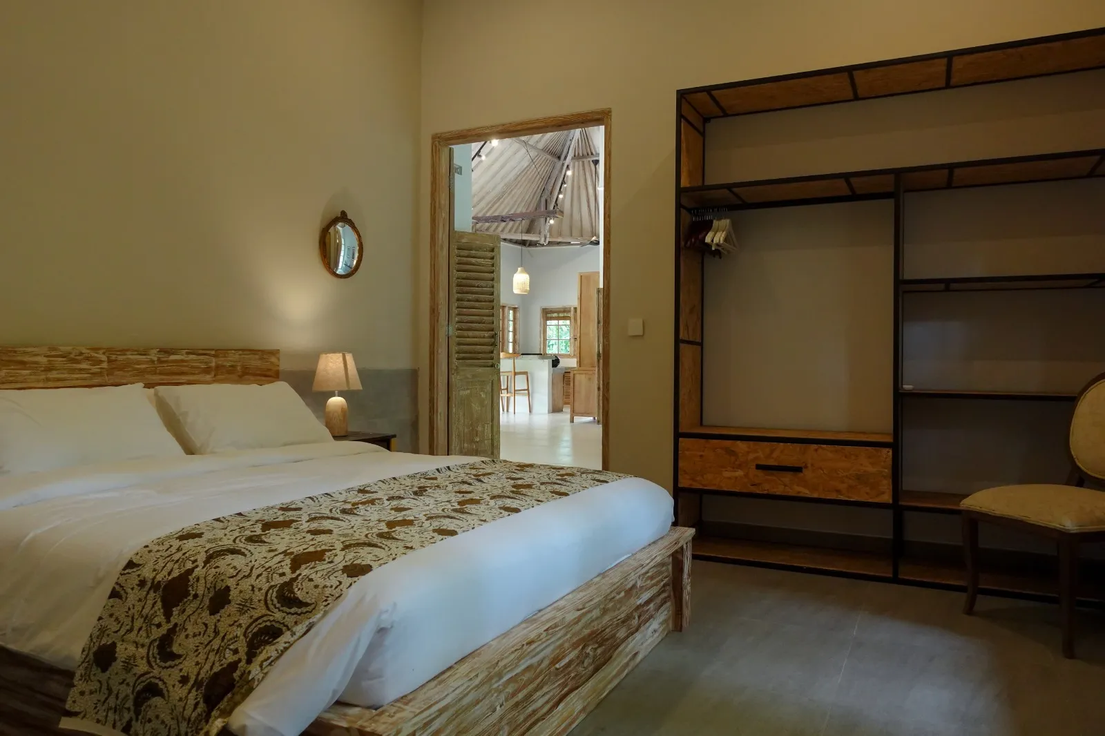 4-Bedroom Riverside Villa with Infinity Pool and Rice Field Views in Buduk — image 3