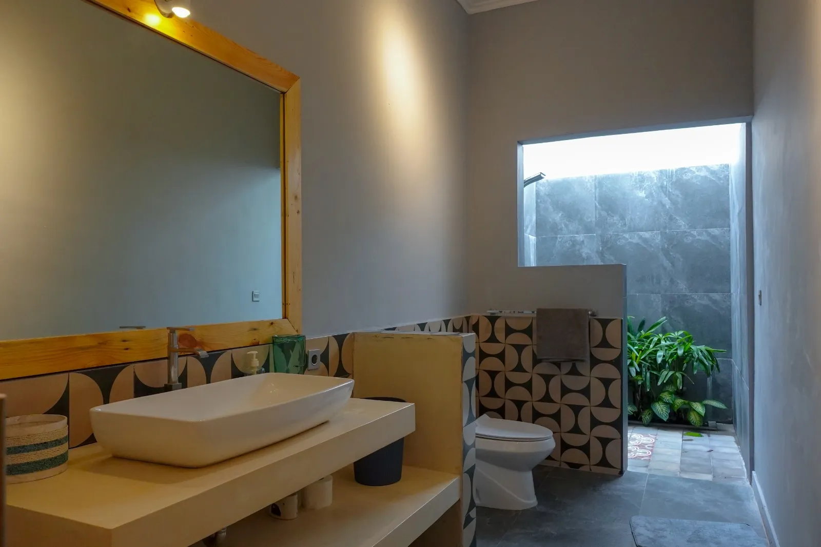 4-Bedroom Riverside Villa with Infinity Pool and Rice Field Views in Buduk — image 4