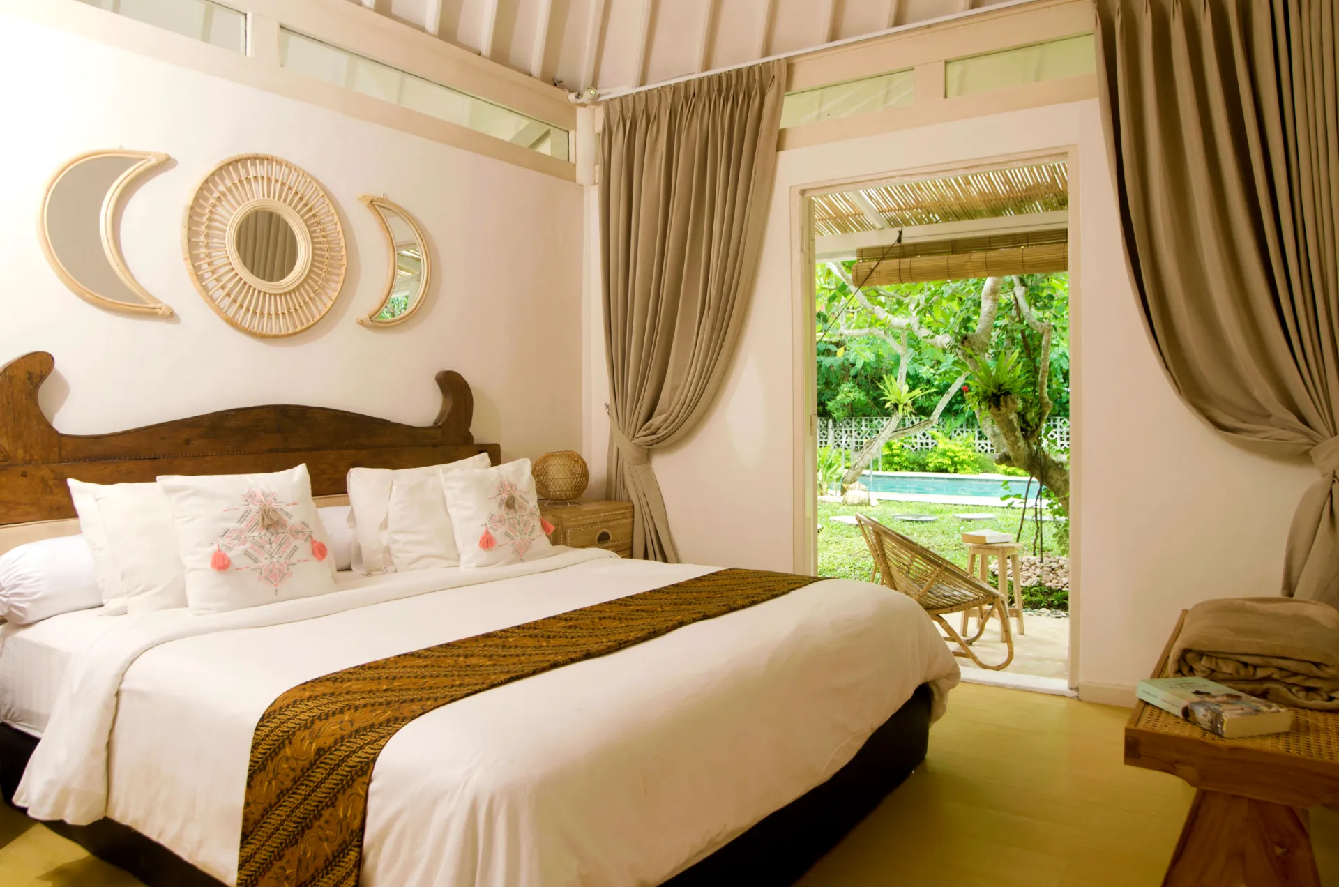 Rice field view 3 BR villa in Central Canggu — image 2