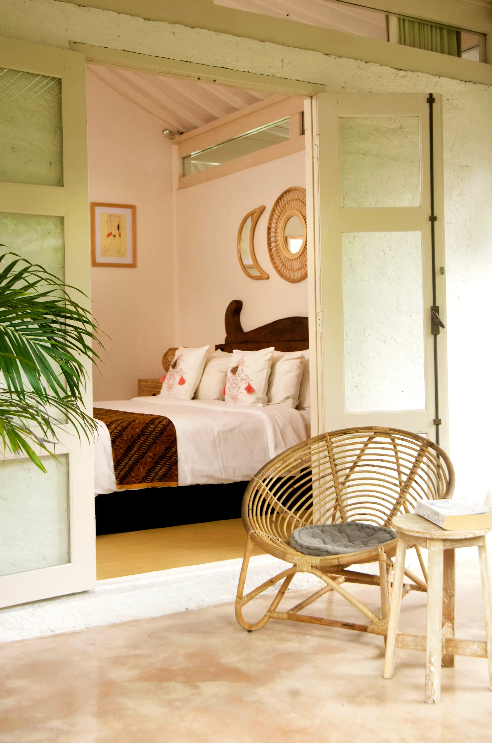 Rice field view 3 BR villa in Central Canggu — image 3