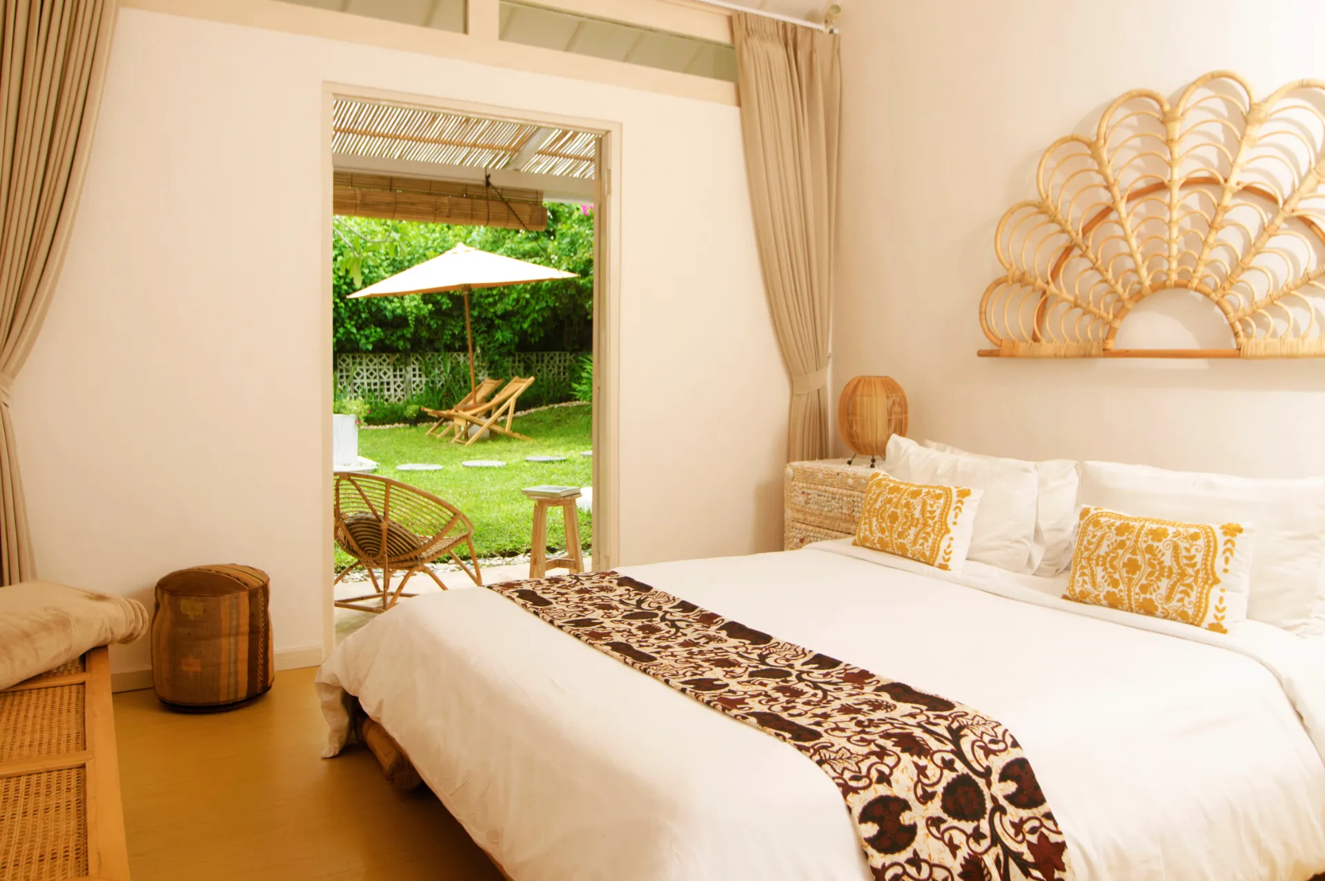 Rice field view 3 BR villa in Central Canggu — image 1