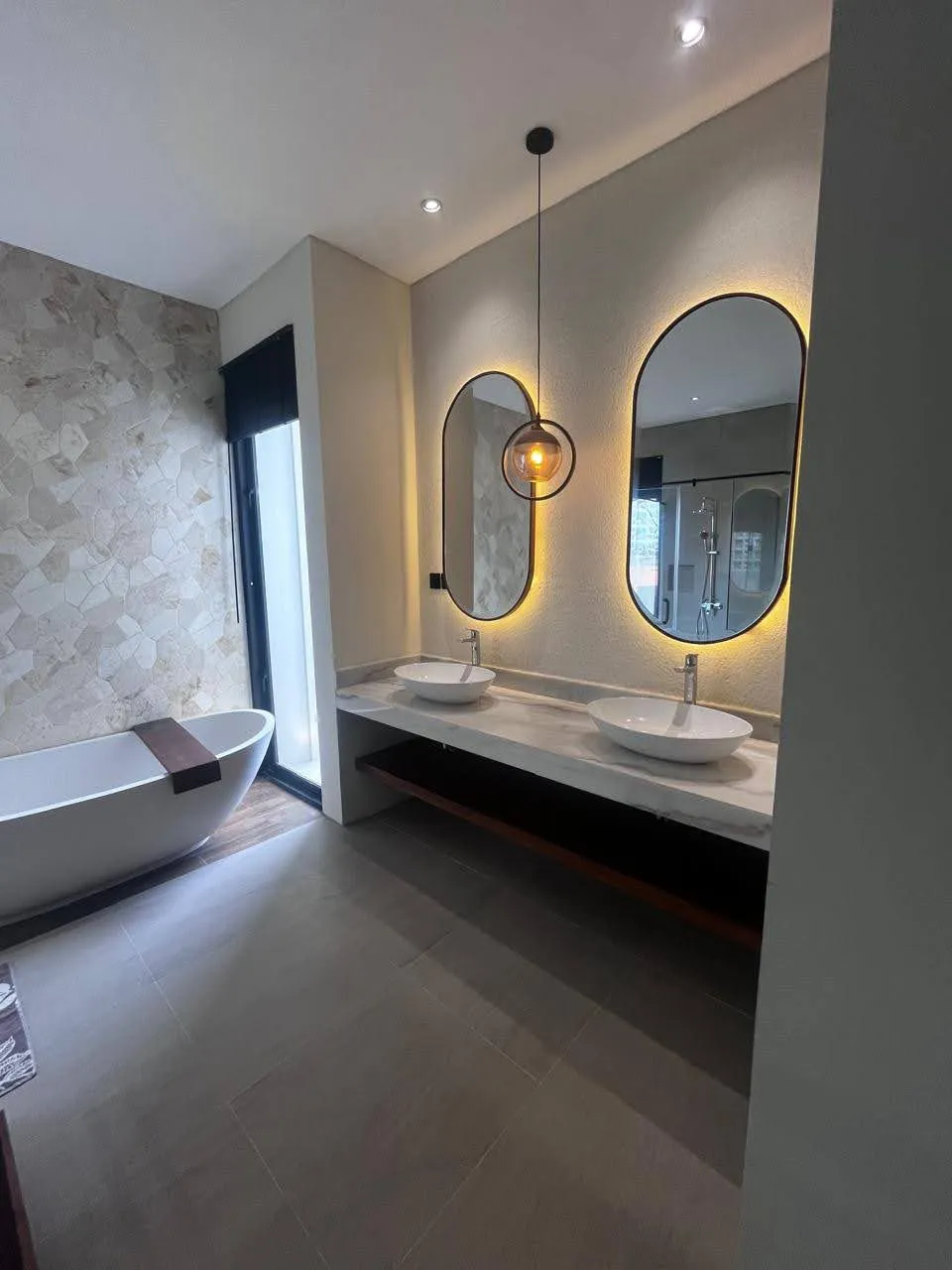 LUXURY MODERN VILLA — BATU BOLONG CANGGU — image 4