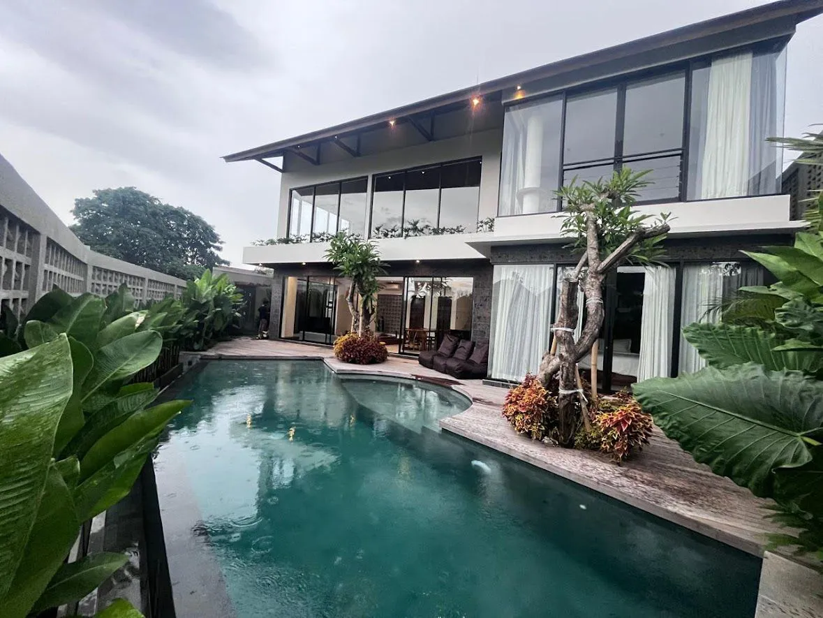 LUXURY MODERN VILLA — BATU BOLONG CANGGU