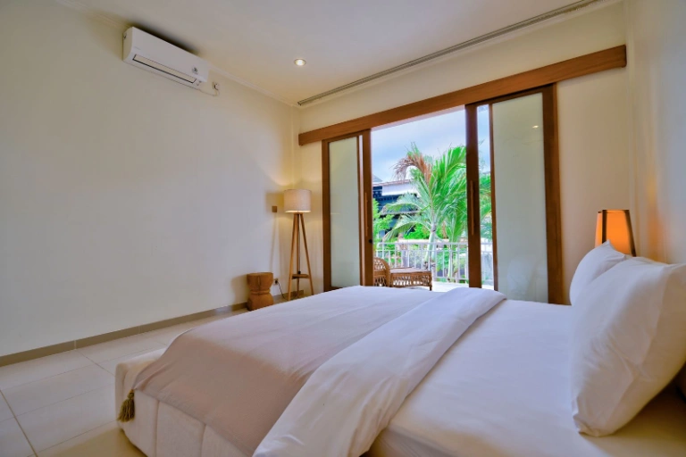 Fresh renovated 3-bedroom villa in the center of Canggu close to Samadi Market — image 2