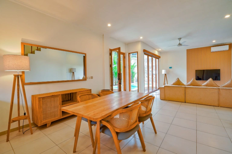 Fresh renovated 3-bedroom villa in the center of Canggu close to Samadi Market — image 1