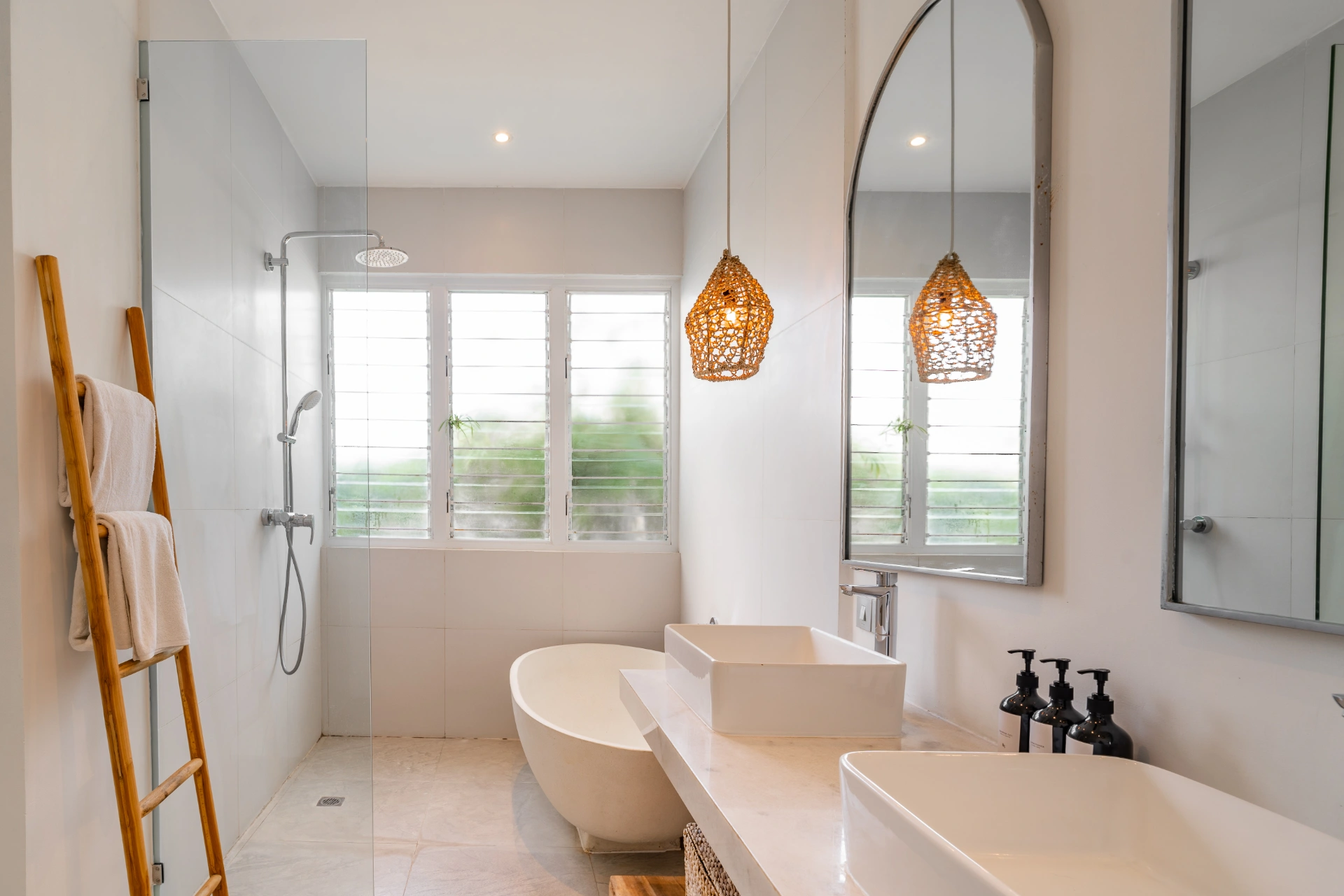 Beach Bliss Retreat : Stylish Modern 3BR Villa in Canggu — image 3