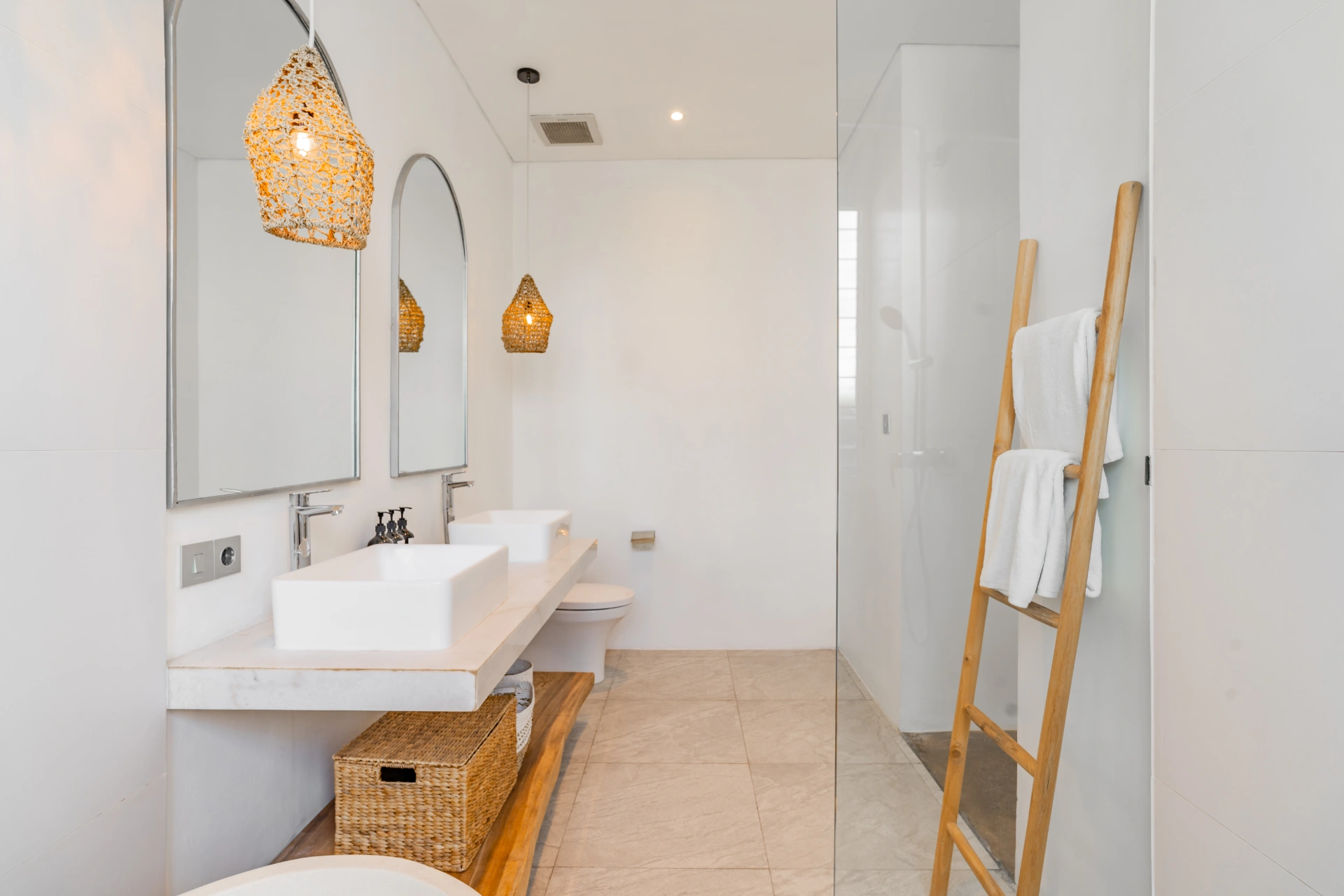 Beach Bliss Retreat : Stylish Modern 3BR Villa in Canggu — image 4