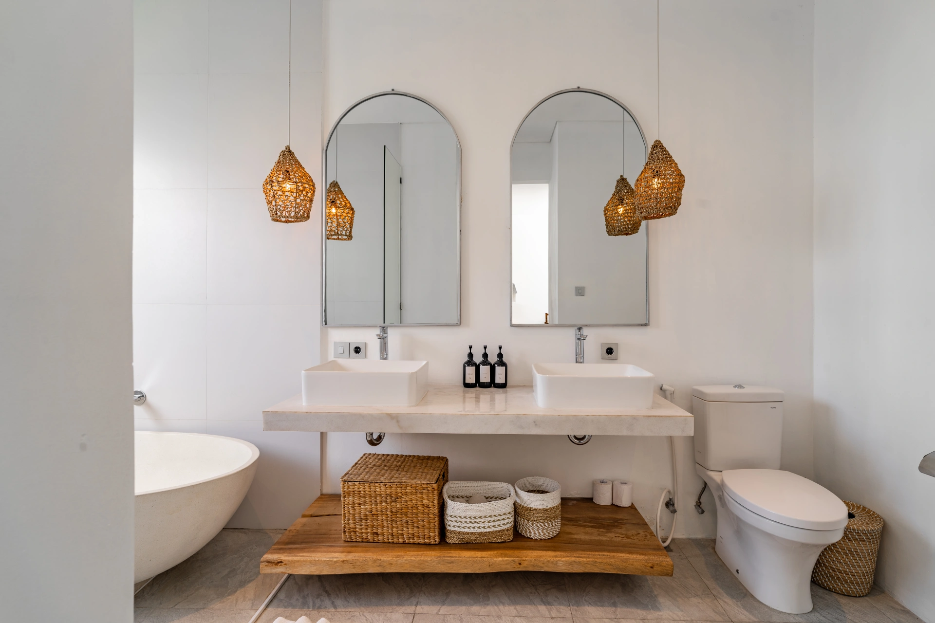 Beach Bliss Retreat : Stylish Modern 3BR Villa in Canggu — image 2