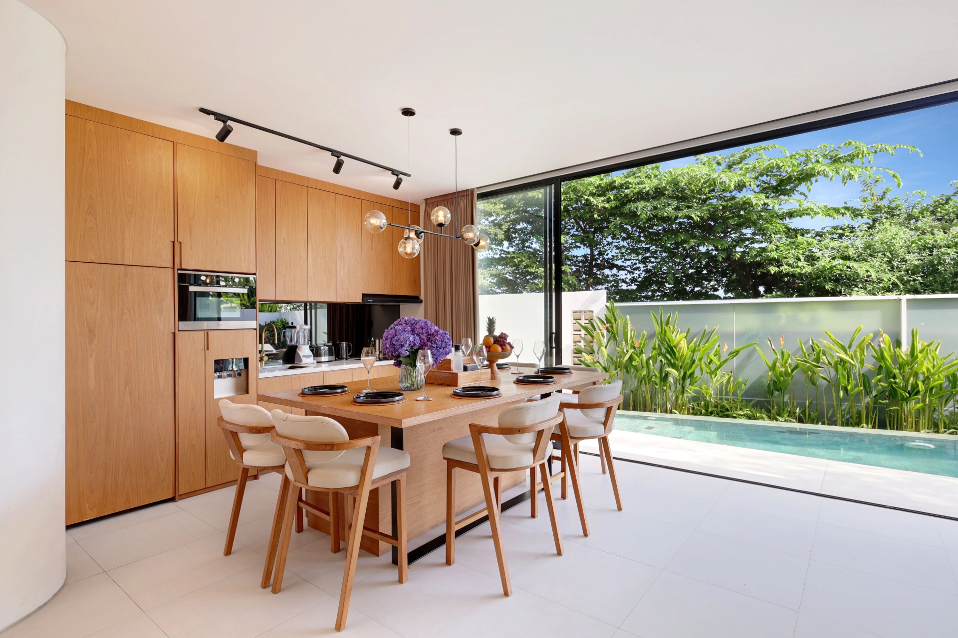 3BR Garden Villa I Pererenan / Rooftop with oceanview / 3mins walk Lima beach — image 2
