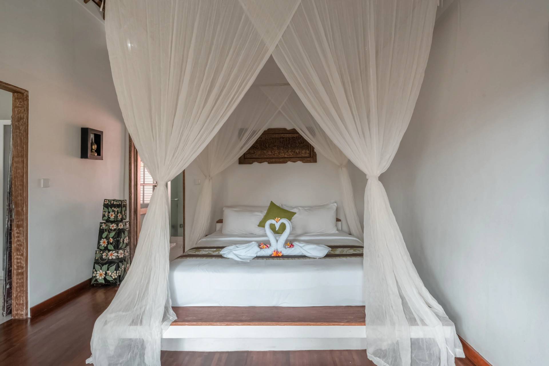 Luxe Balinese Escape: 4BR Villa in Seminyak — image 3