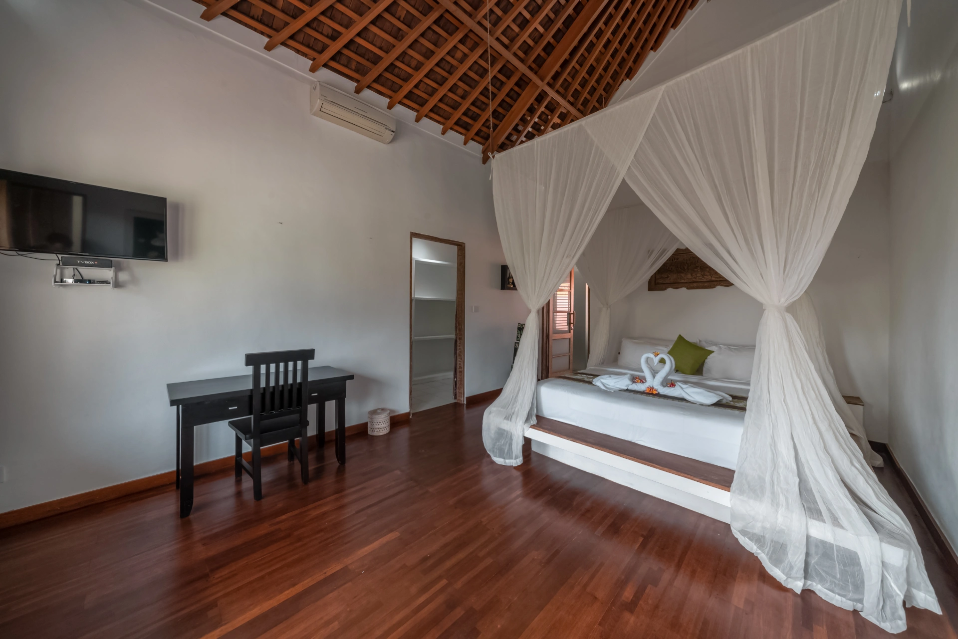Luxe Balinese Escape: 4BR Villa in Seminyak — image 4
