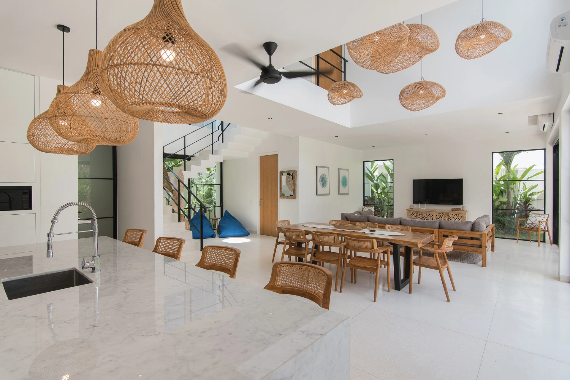 4 Bedroom Villa in Bumbak IDR 75 Million / Month +62 821 2222 0001 — image 3