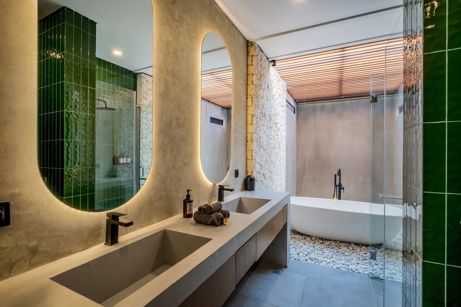 Available 3 bedroom in tanah lot — image 1