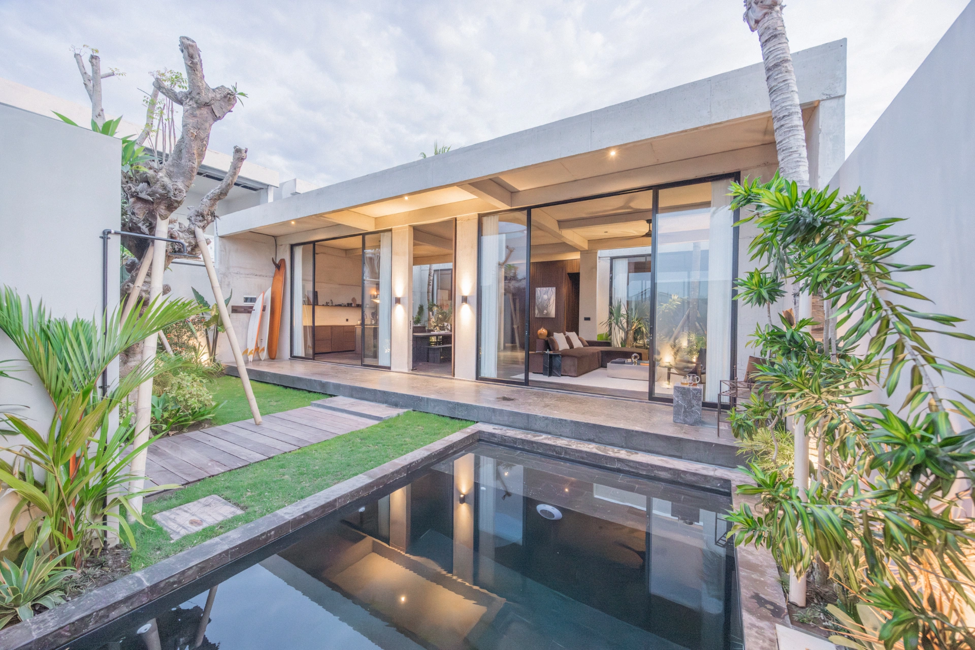 Villa Mor - Minutes to Seseh Beach Luxury 2BR Tropical Villa