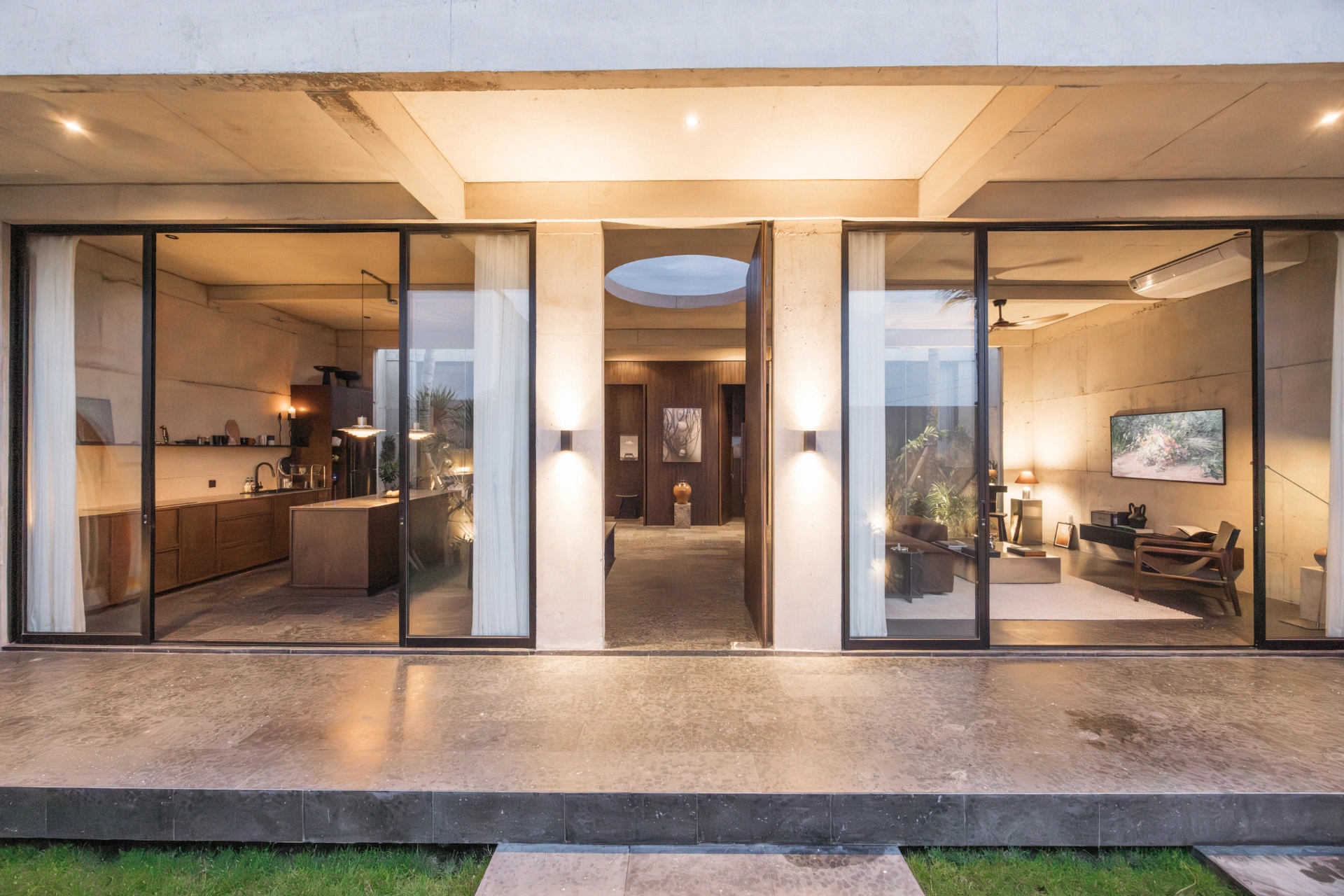 Villa Mor - Minutes to Seseh Beach Luxury 2BR Tropical Villa — image 3