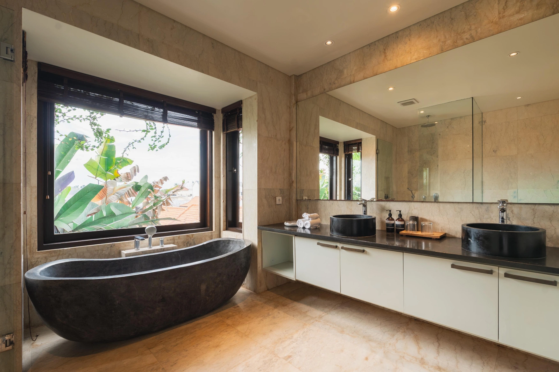 Villa Ixora - Spacious 4BR Villa near Canggu Beach & Restaurants — image 3