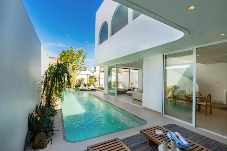 4 BR LUXURY VILLA IN CANGGU — image 1