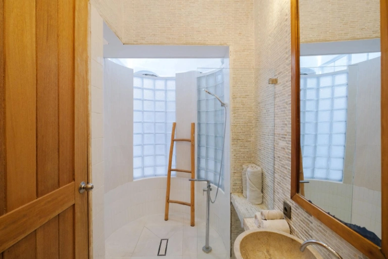 Designer 3BR High-Ceiling Villa in Prime Berawa — image 1