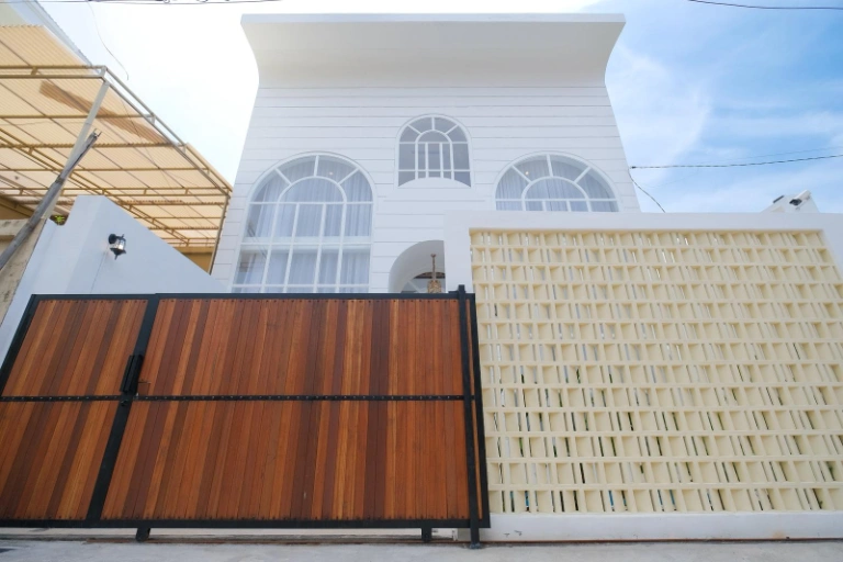 Designer 3BR High-Ceiling Villa in Prime Berawa — image 3