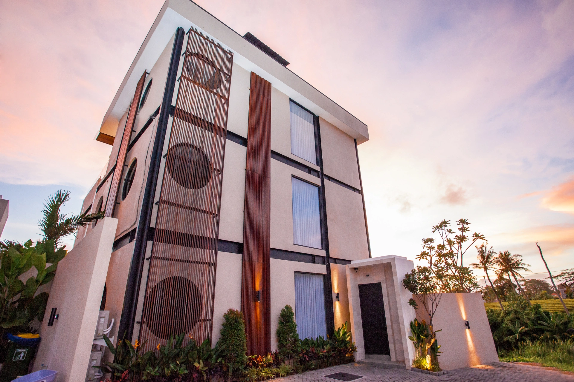 Villa Lyma - Luxury 4-Bedroom Brand New Villa with Rooftop Pool & Ricefield View — image 2