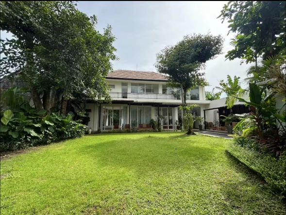 4 BR Seminyak Villa with pool & Garden