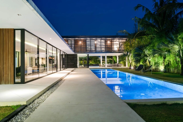 The Ultimate Flex: 16 Are land 5 Bedrooms and a 20m lap pool - IBAR17 — image 1