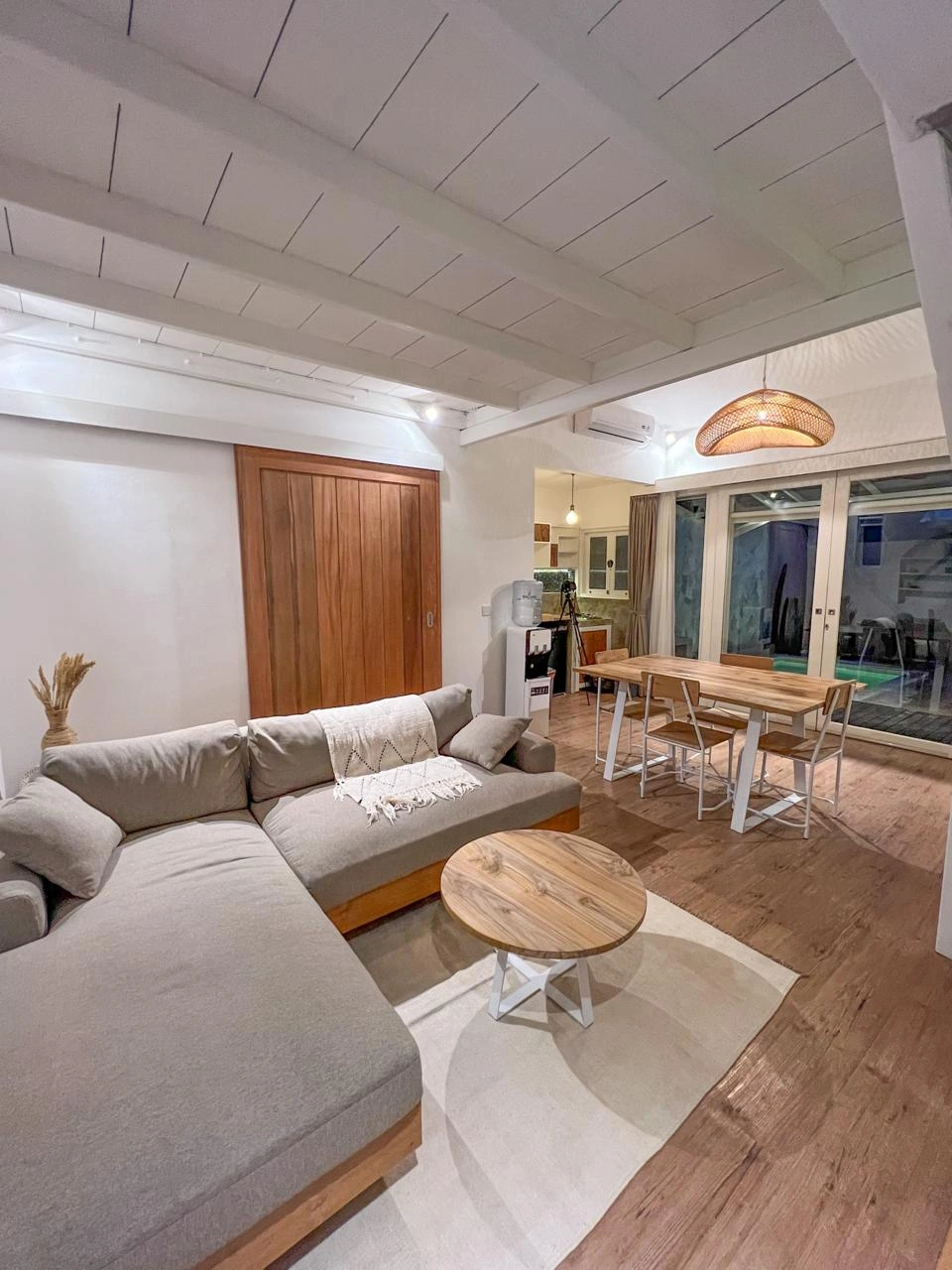 Romantic 1BR Mezzanine Villa 5mins ride to the Beach — image 3