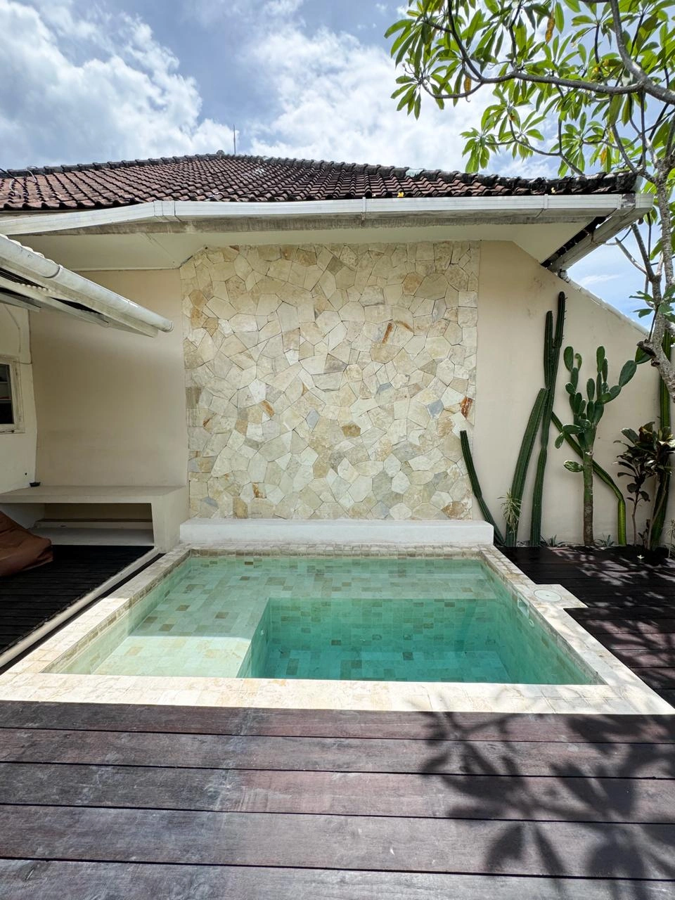 Romantic 1BR Mezzanine Villa 5mins ride to the Beach — image 4