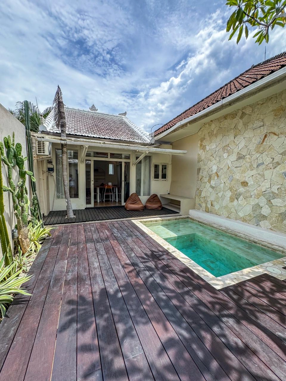 Romantic 1BR Mezzanine Villa 5mins ride to the Beach — image 1