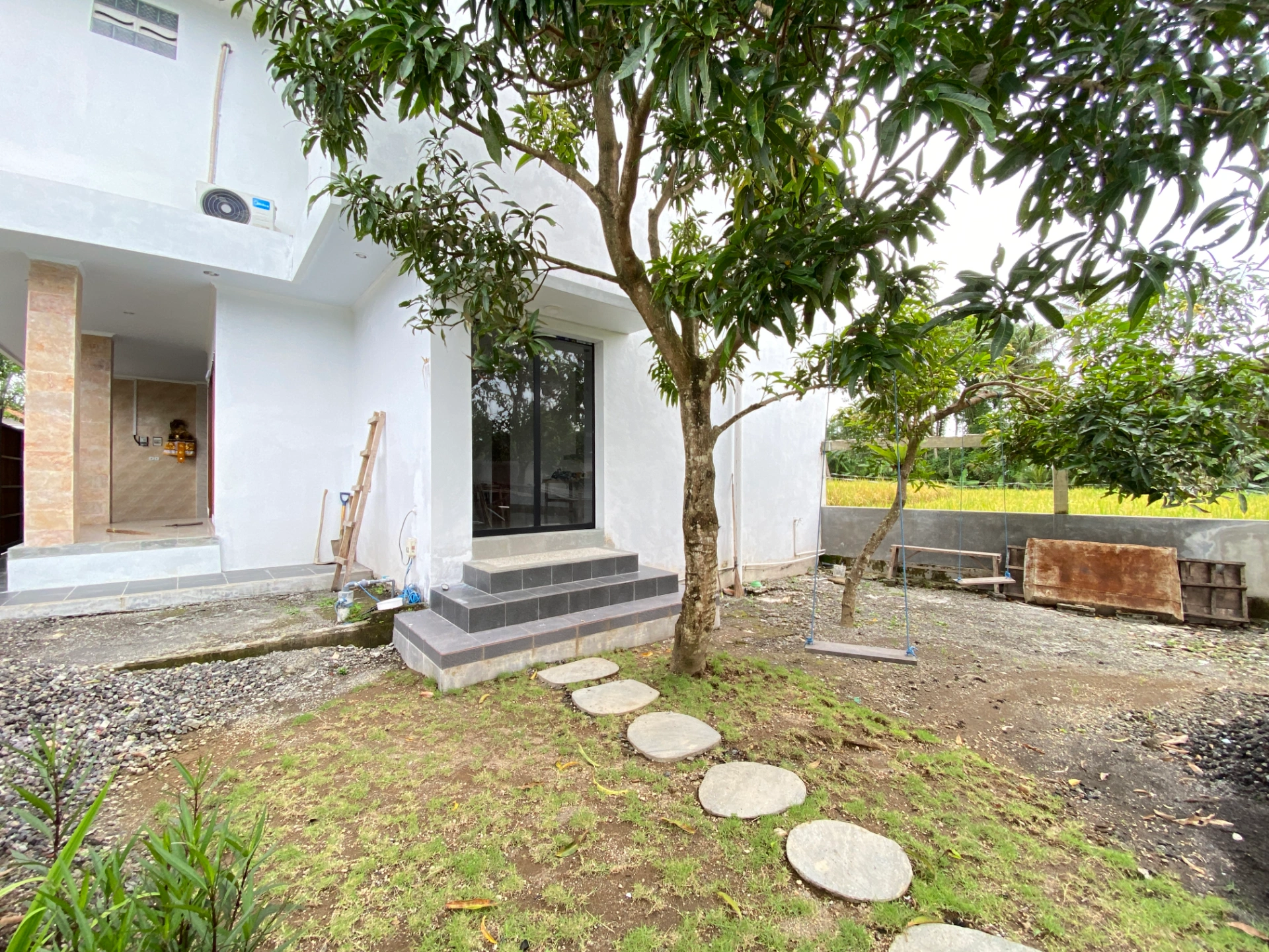 New 1BR + 1 Office 3 Storey House in Kediri — image 3