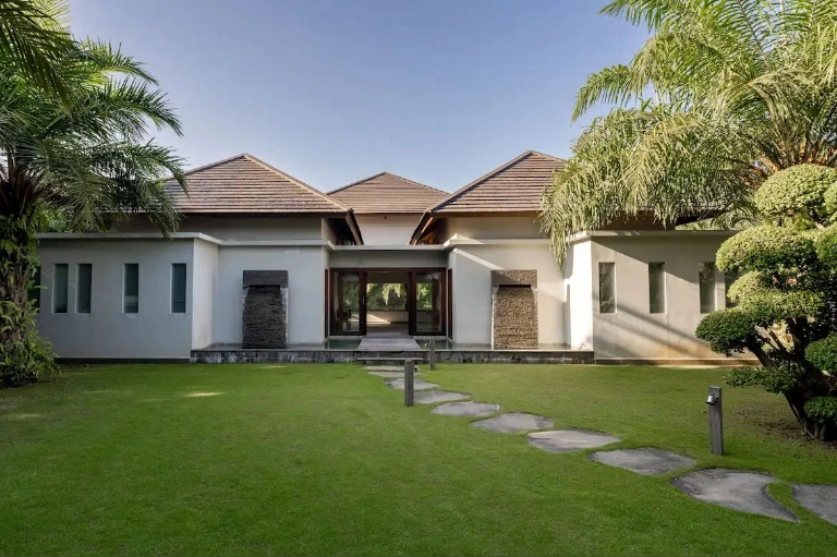 BIG VILLA FOR SALE IN TABANAN — image 1