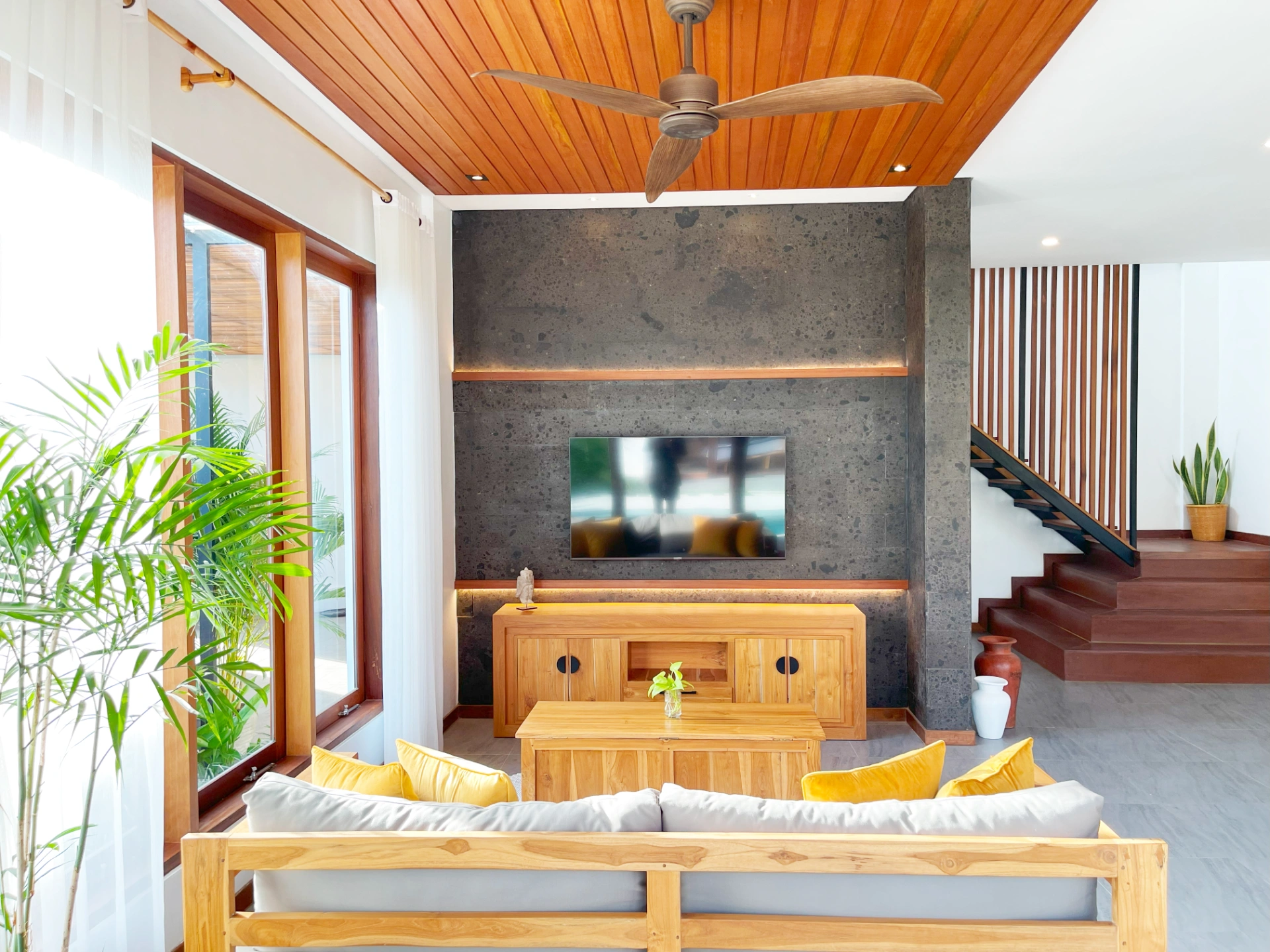 SVARA Villa 3 Br Private Pool Big Garden — image 1
