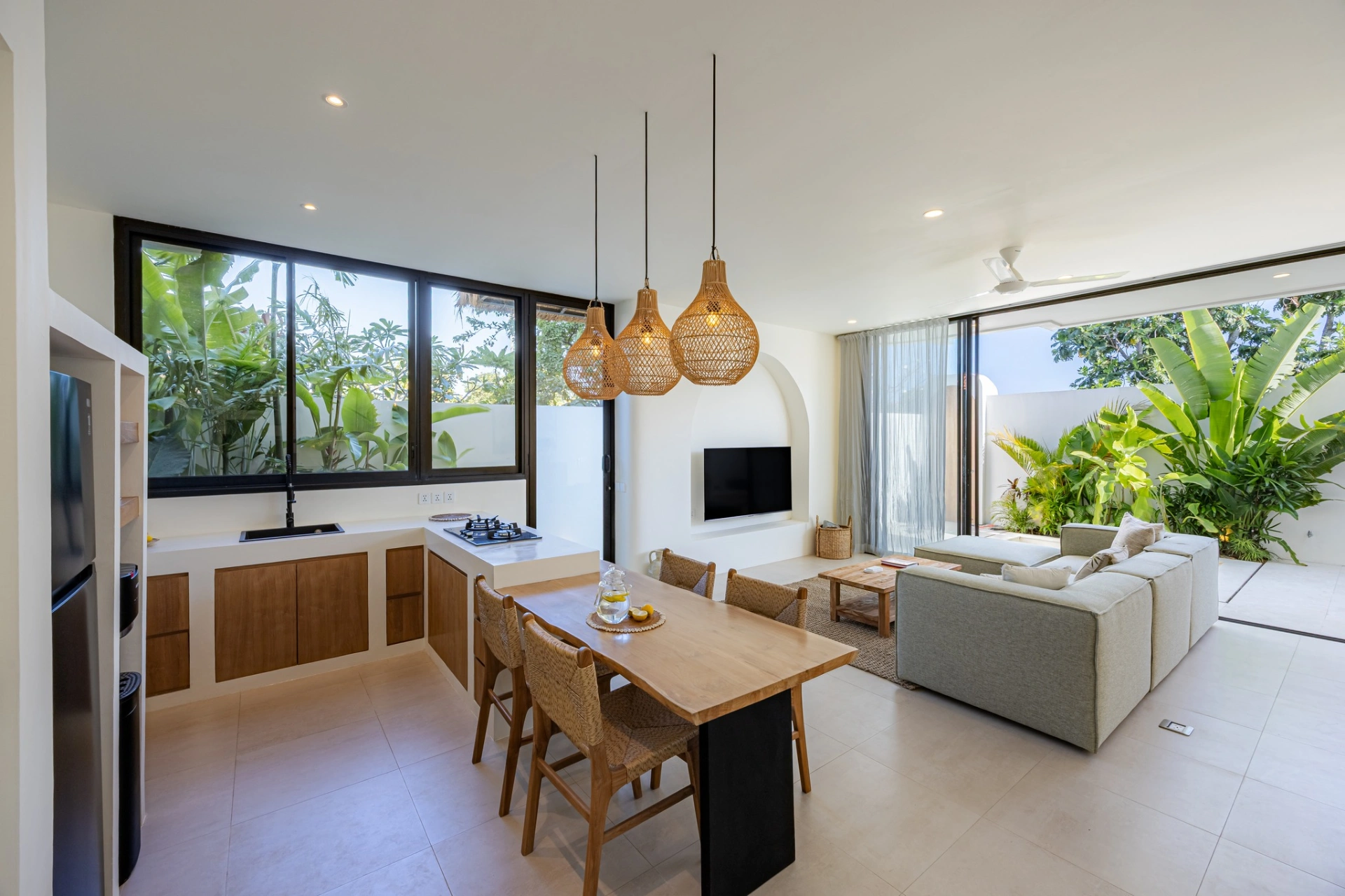 3 BR VILLA IN MUNGGU — image 3