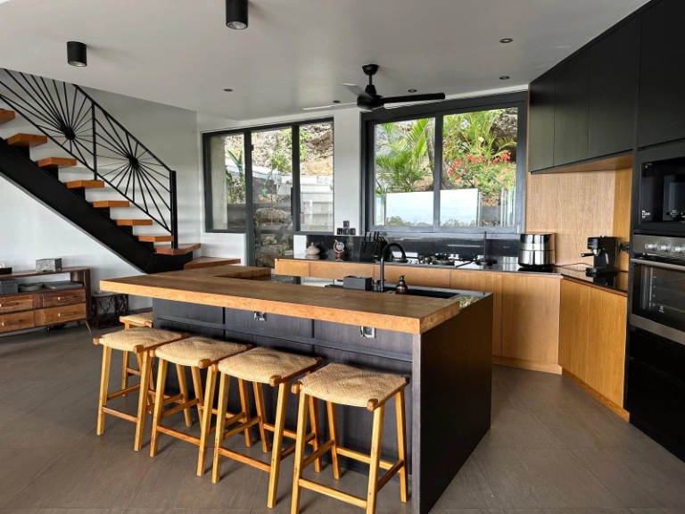 Panoramic 6BR Luxury Villa w/ Rooftop & 180° Ocean Views — image 2