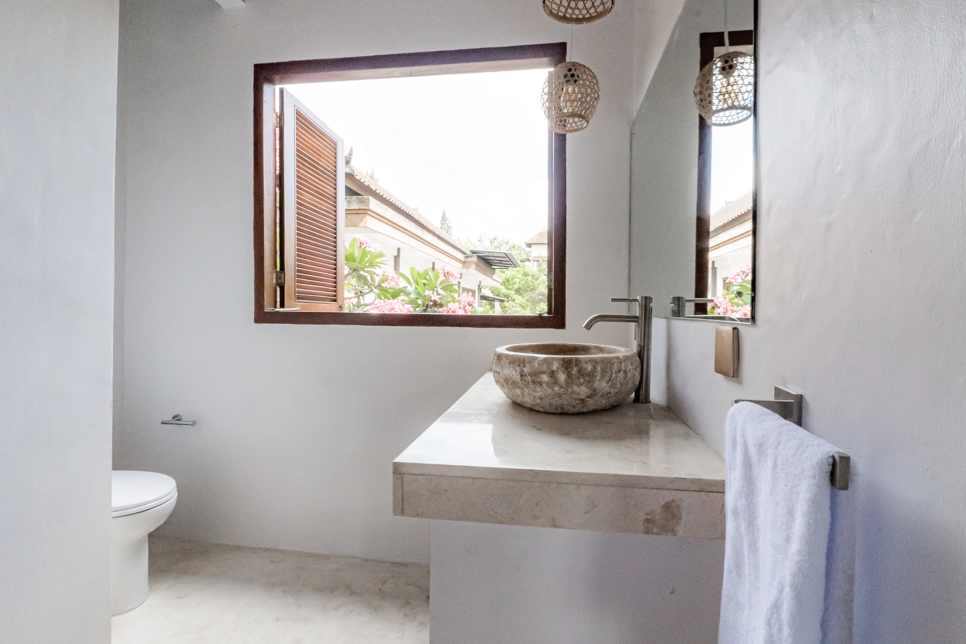 Modern Hilltop Studio w/ Resort Pool Access – Penestanan Ubud — image 3